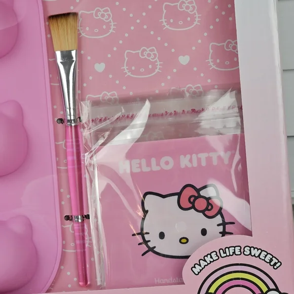 HELLO KITTY Make Your Own Hot Chocolate Bombs Set - Picture 3 of 12